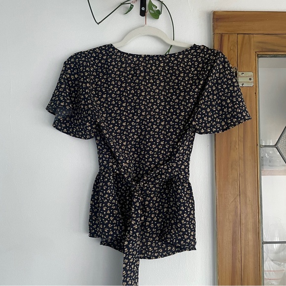 Flowy Tie-Back Shortsleeve Blouse - Picture 5 of 6
